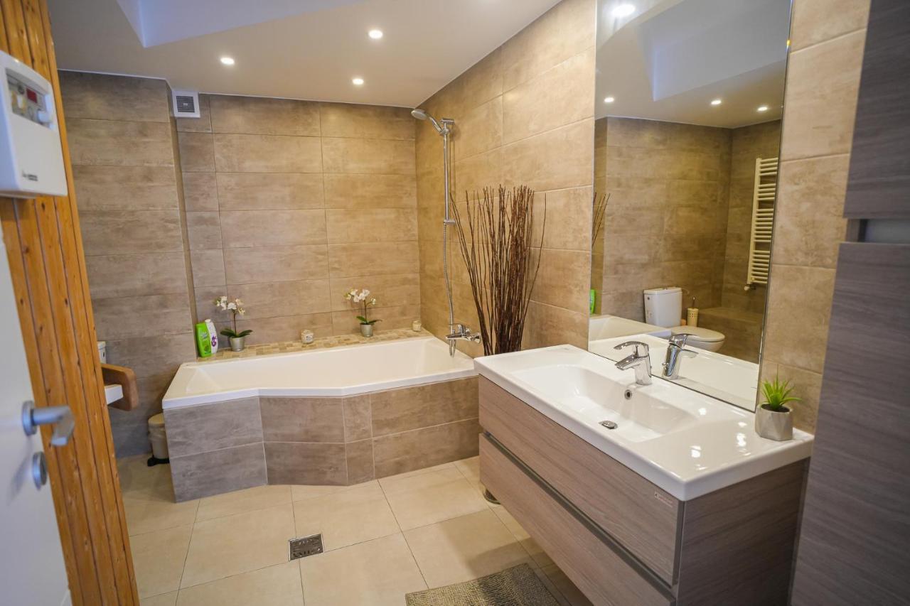 بوخارست Penthouse With Huge Rooftop & Amazing City View المظهر الخارجي الصورة